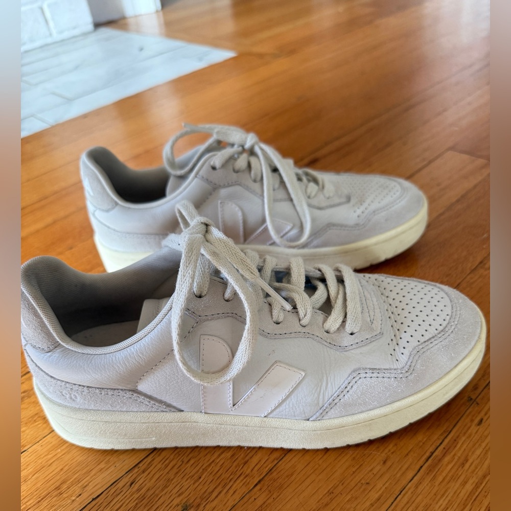 Veja V90 Sneakers